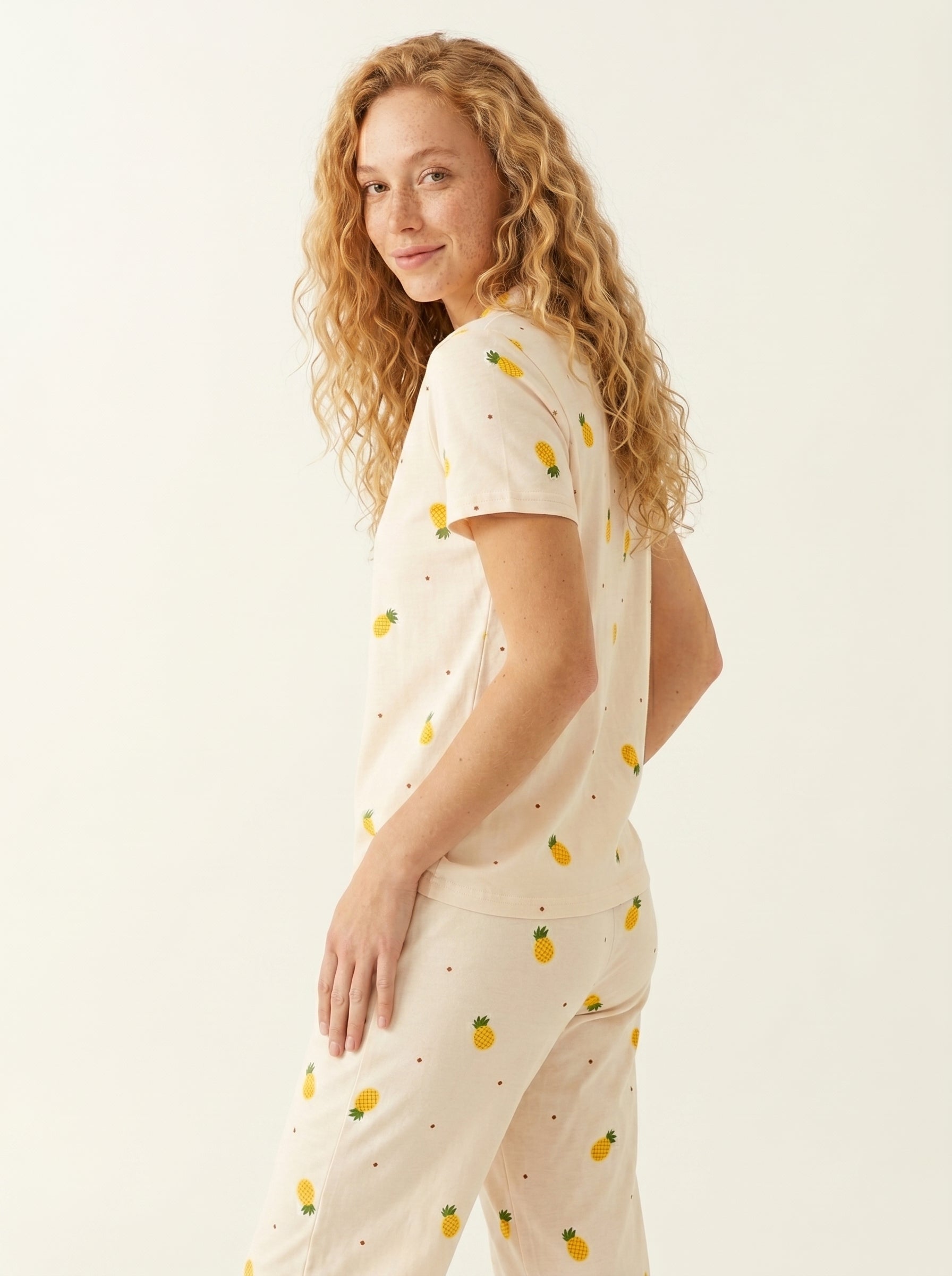 Kadın Bej Ananas Desenli Kısa Kollu Altı Uzun Önü Düğmeli Milan Kumaş Pijama Takımı