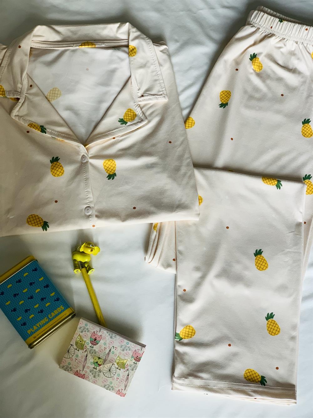 Kadın Bej Ananas Desenli Kısa Kollu Altı Uzun Önü Düğmeli Milan Kumaş Pijama Takımı