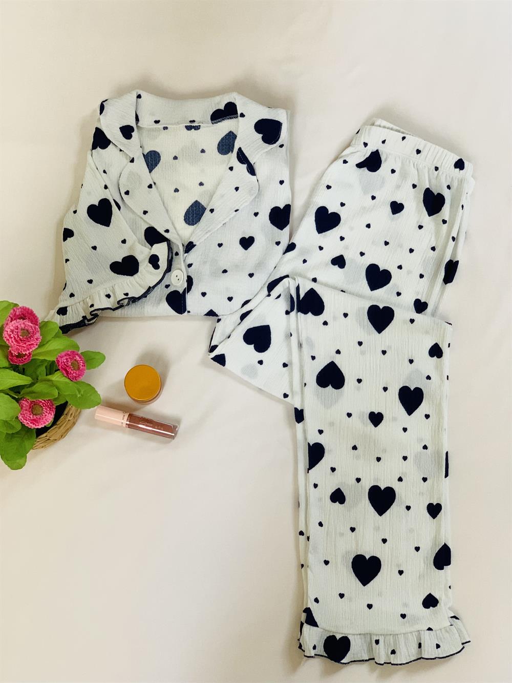 Kadın Beyaz Kalp Desenli Kısa Kollu Altı Uzun Fırfır Detaylı Milan Kumaş Önden Düğmeli Pijama Takımı