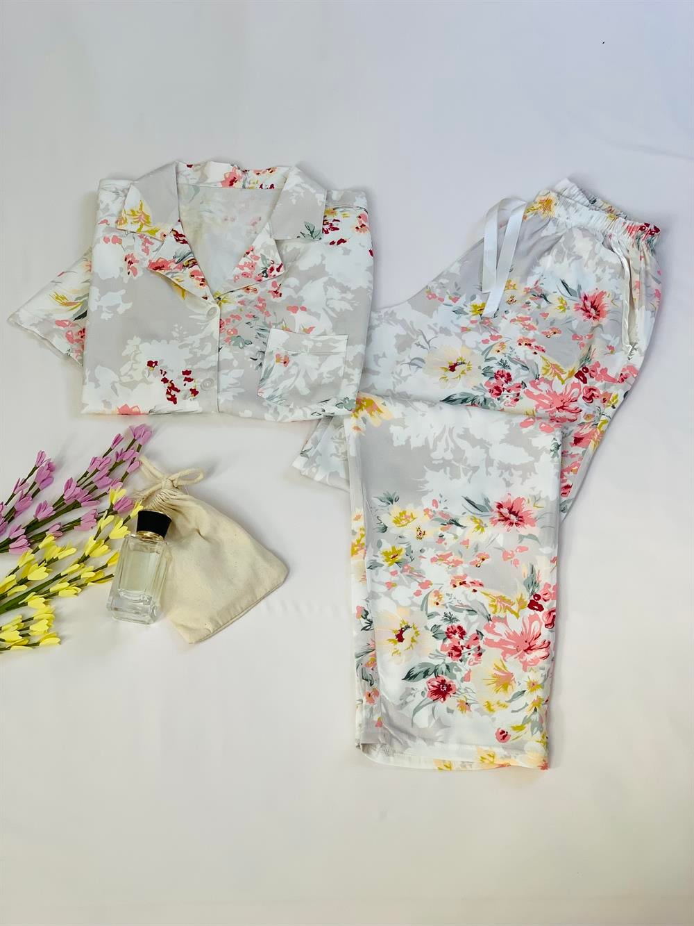 Kadın Ekru Zarif Çiçek Desenli Önü Düğmeli Cep Detaylı Kısa Kollu Altı Uzun Cepli Premium Pamuklu Dokuma Kumaş Pijama Takımı