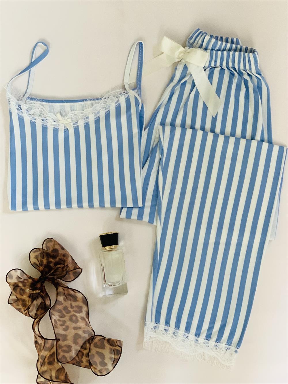 Kadın İp Askılı Dantel Detaylı Mavi Çizgili Altı Uzun Milan Kumaş Pijama Takımı