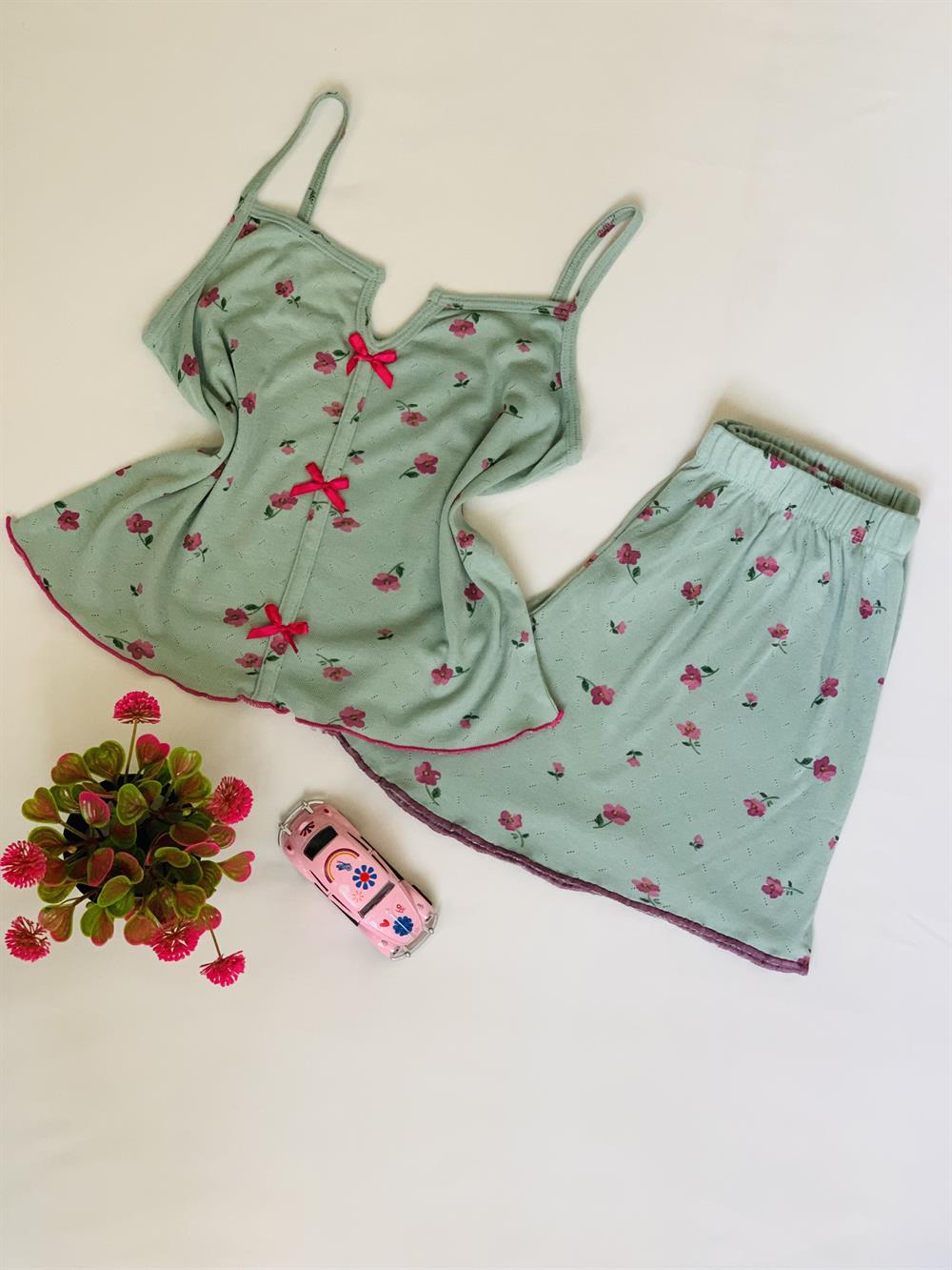 Kadın İp Askılı Yeşil Kurdele Fiyonklu Çiçek Desenli Şortlu Pamuklu Penye Kumaş Pijama Takımı
