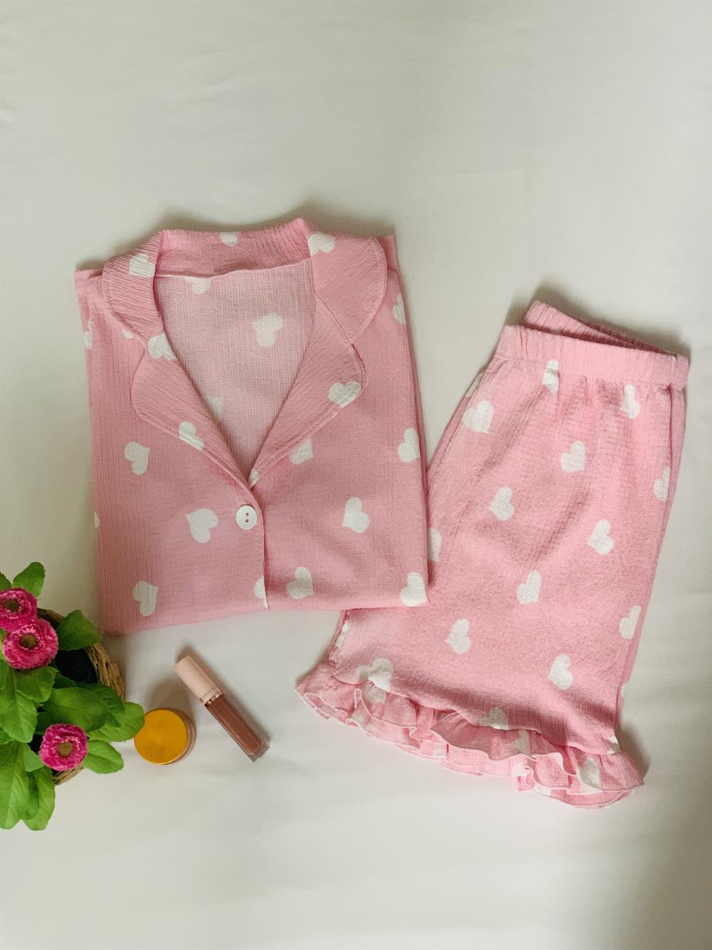 Kadın Pembe Kalp Desenli Kısa Kollu Şortlu Fırfır Detaylı Milan Kumaş Önden Düğmeli Pijama Takımı