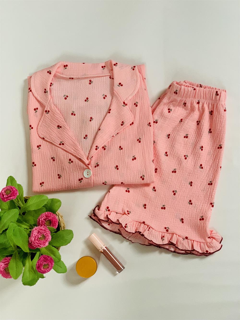 Kadın Pembe Kiraz Desenli Kısa Kollu Şortlu Fırfır Detaylı Milan Kumaş Önden Düğmeli Pijama Takımı