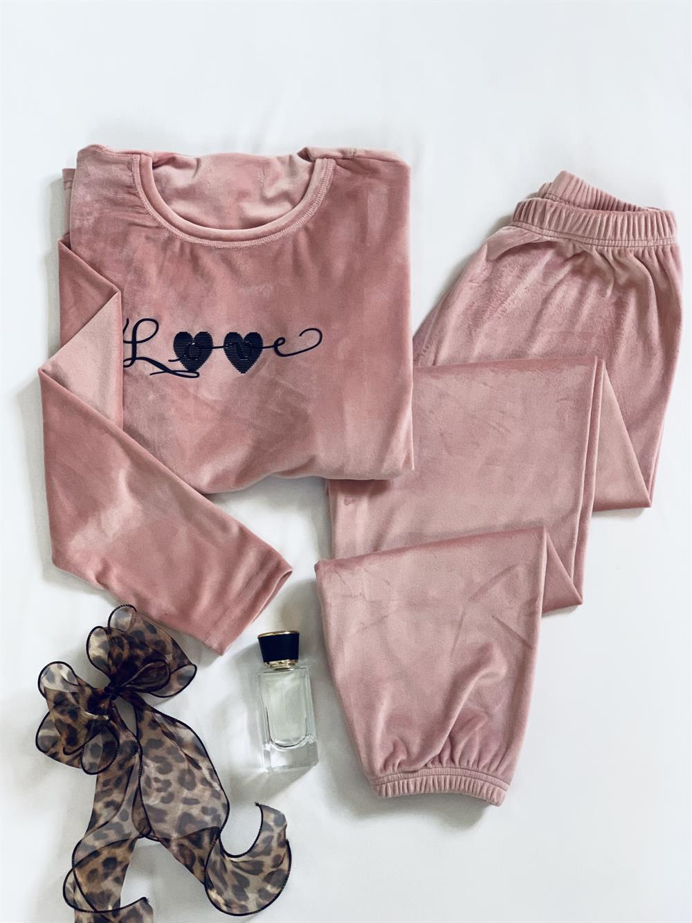 Kadın Pembe Yazılı Uzun Kollu Altı Uzun Manşetli Kadife Kumaş Pijama Takımı