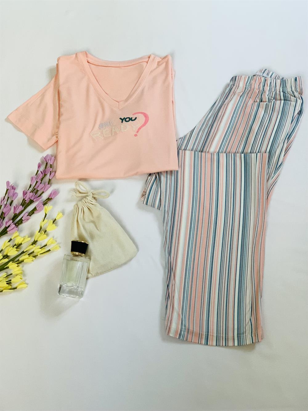 Kadın Pudra Pembe Nakışlı Yazı Tasarımlı Kısa Kollu Altı Uzun Yumuşak Viskon Kumaş Pijama Takımı
