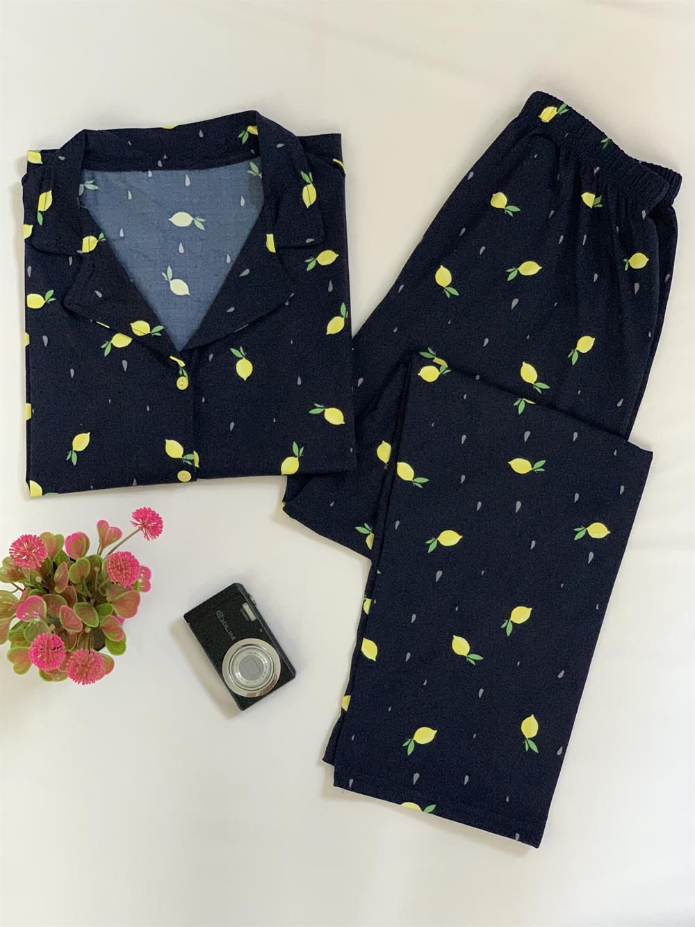 Kadın Siyah Limon Desenli Kısa Kollu Altı Uzun Önü Düğmeli Milan Kumaş Pijama Takımı