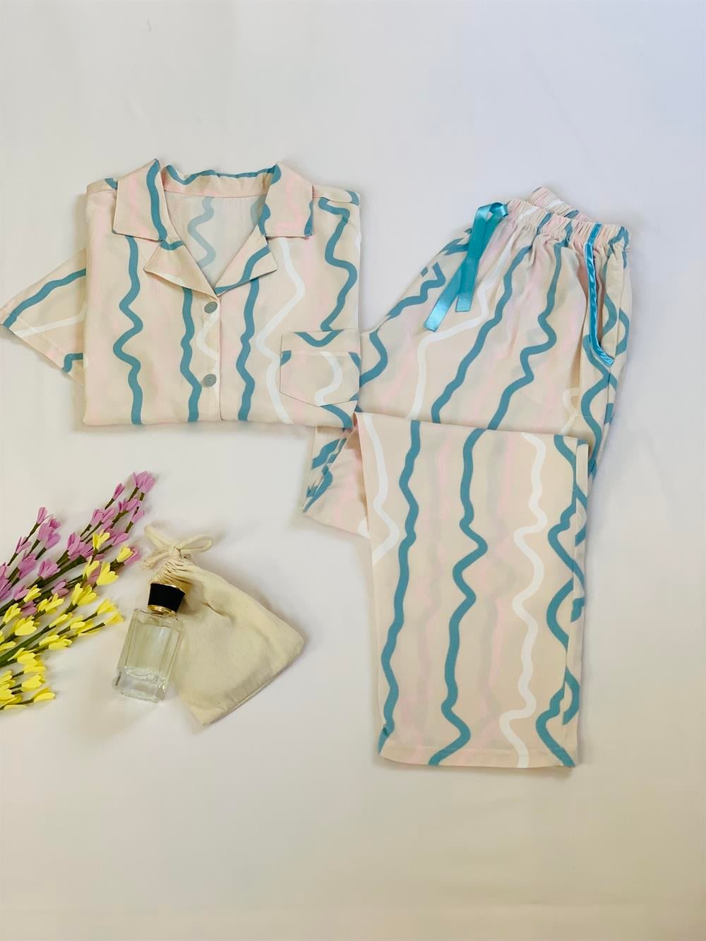 Kadın Toz Pembe Geometrik Çizgili Desen Önü Düğmeli Cep Detaylı Kısa Kollu Altı Uzun Cepli Premium Pamuklu Dokuma Kumaş Pijama Takımı