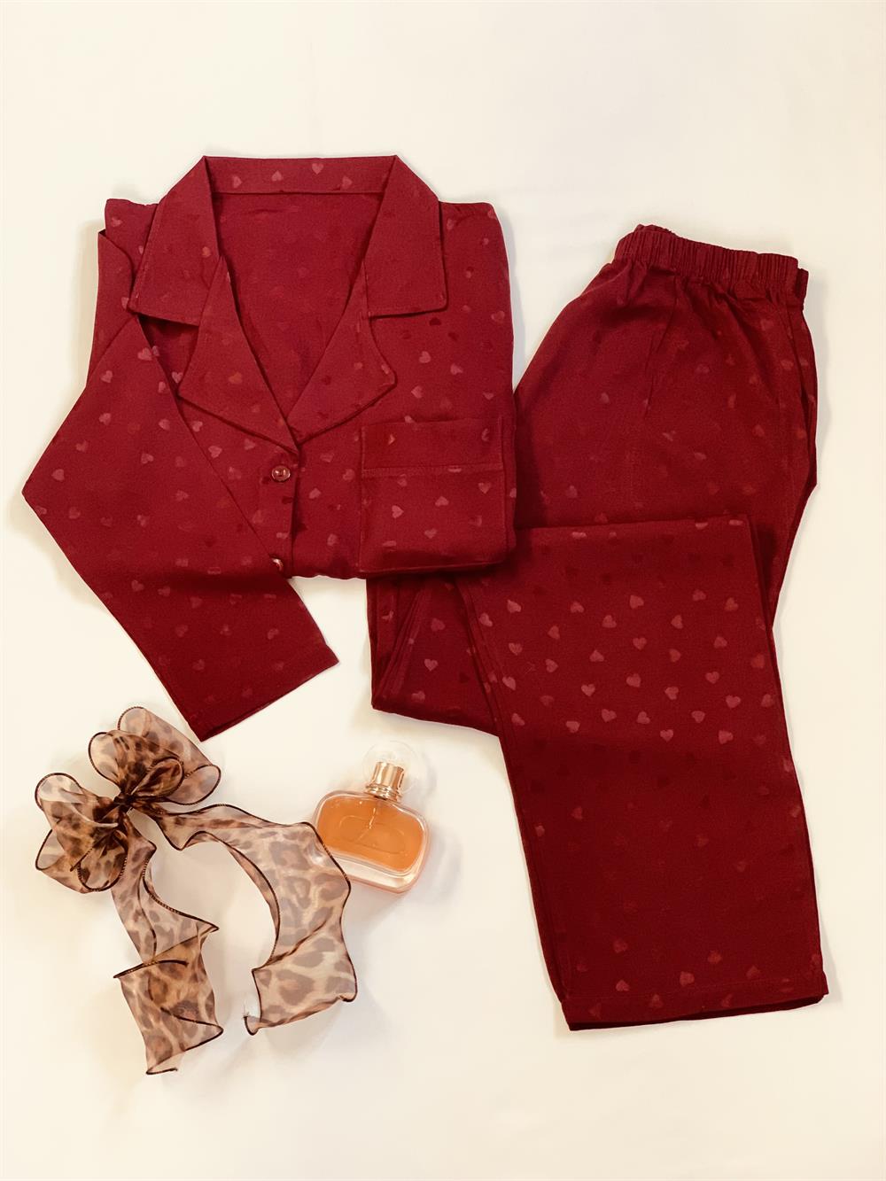 Kadın Vişne Çürüğü Kalp Desenli Önü Düğmeli Cep Detaylı Uzun Kollu Altı Uzun Cepli Premium Saten Kumaş Pijama Takımı