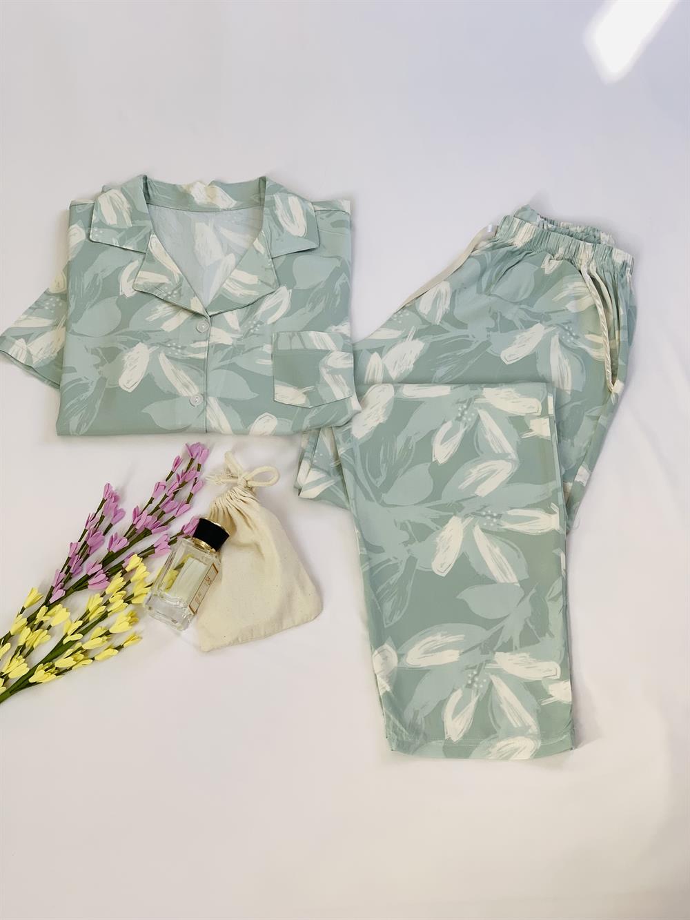 Kadın Yeşil Yaprak Desenli Önü Düğmeli Kısa Kollu Altı Uzun Cepli Premium Pamuklu Dokuma Kumaş Pijama Takım